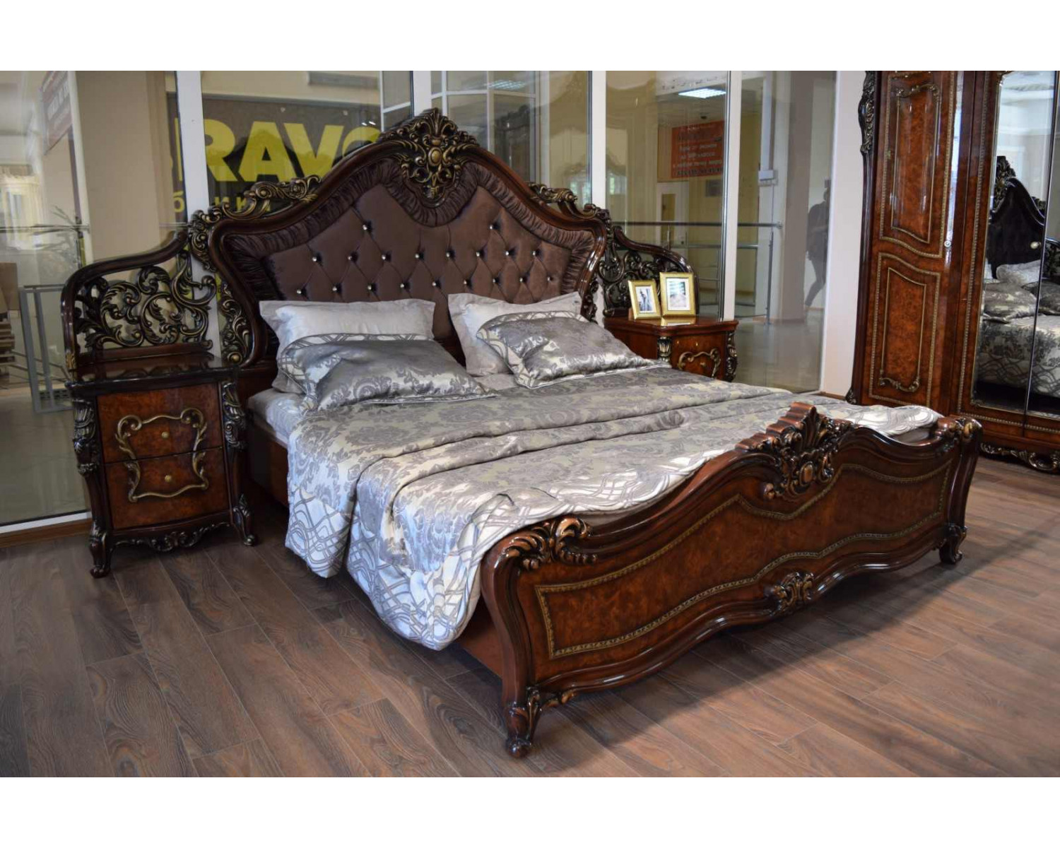 Спальня Джоконда 160 с 4-дверным шкафом, корень дуба глянец